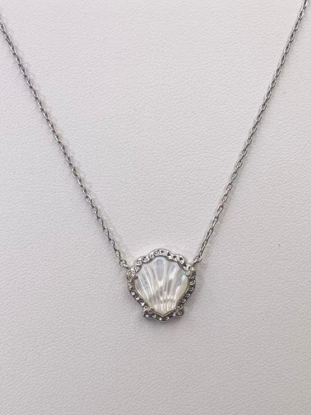 Kendra Scott Brynne Shell Gold Short Pendant Necklace